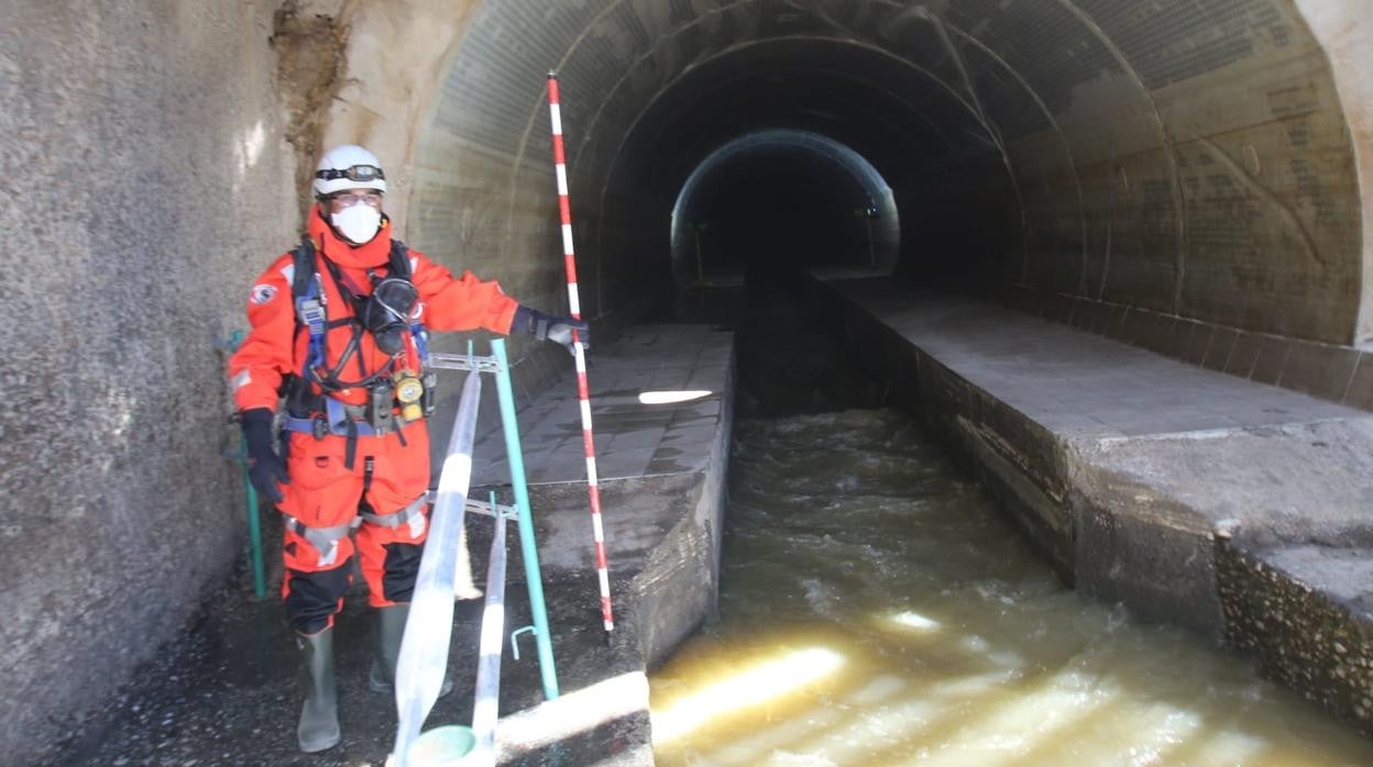 Uno de los túneles del colector del Puerto para las aguas residuales de Sevilla