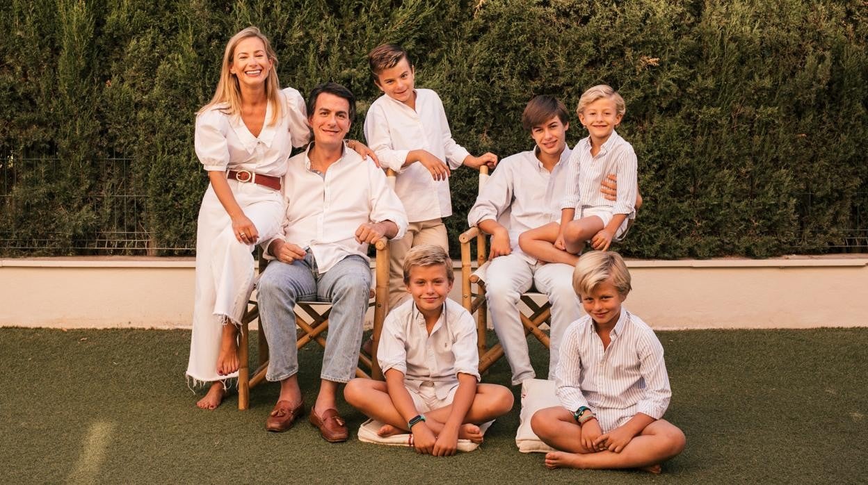 Miguel Pérez García con su mujer, Lucía Capapé, y sus cinco hijos