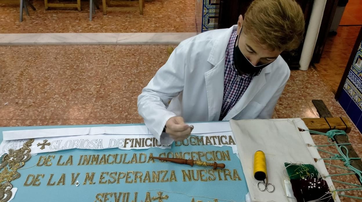 José Antonio Grande de León restaura una insignia de la Hermandad de la Macarena