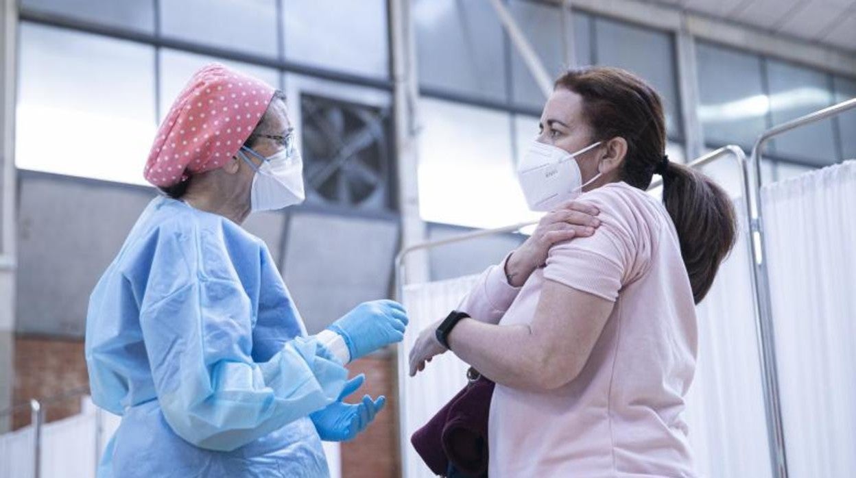 Personal sanitario durante la administración de la primera dosis de la vacuna AstraZeneca al personal de servicio de ayuda a domicilio