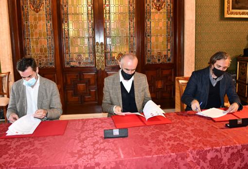 Firma del acuerdo entre Contursa (Antonio Jiménez) y Emvisesa (Felipe Castro), con el delegado de Hábitat Urbano, Cultura y Turismo (Antonio Muñoz) en el centro