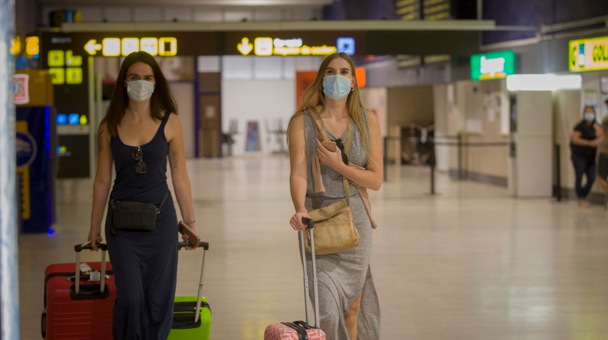 Dos pasajeras en el aeropuerto de Sevilla durante esta Semana Santa