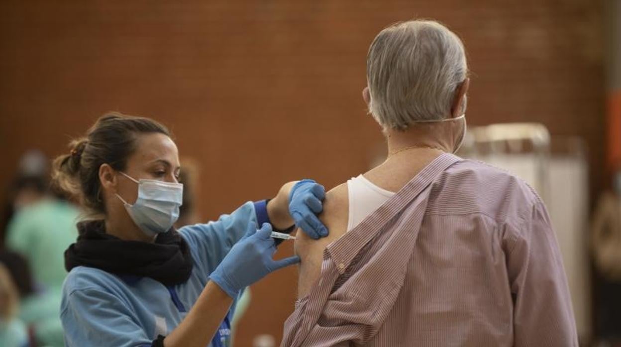 Un hombre recibe la vacuna contra el coronavirus