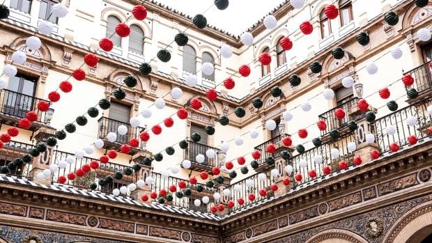 Bares y hoteles de Sevilla preparan cenas y comidas de «pescaíto» para la semana de Feria