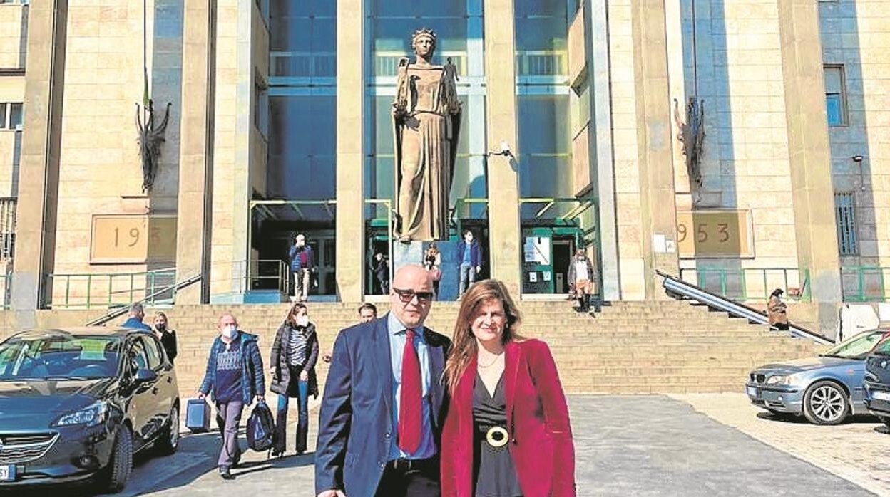 Ofelia Liñán, junto a su socio italiano Luigi Tozzi, delante del Palacio de Justicia de Catania