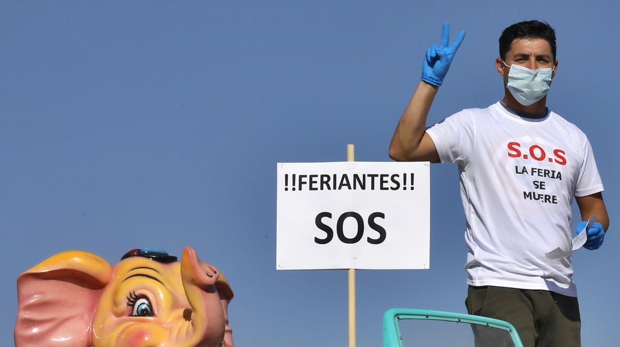 Manifestación de feriantes en Sevilla para protestar por el daño económico que las restricciones sanitarias han provocado a su sector