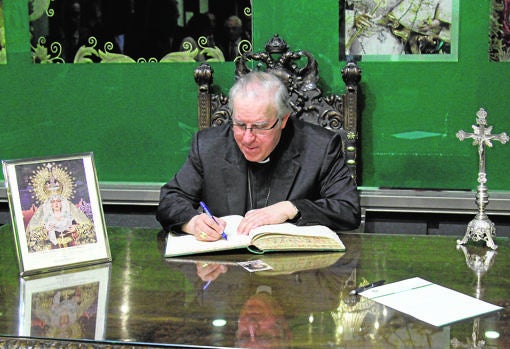 Monseñor es cinéfilo y deportista, ya que le gusta usar ejemplos de películas y de deportistas en sus homilías. Es del Barcelona y cree que ‘El señor de los anillos’ tiene un mensaje cristiano