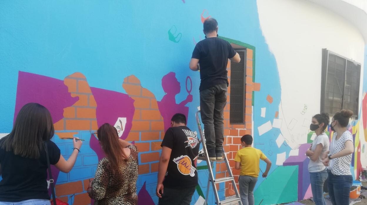Vecinos y entidades de Tres Barrios-Amate han pintado un gran mural para dar voz a sus reclamaciones