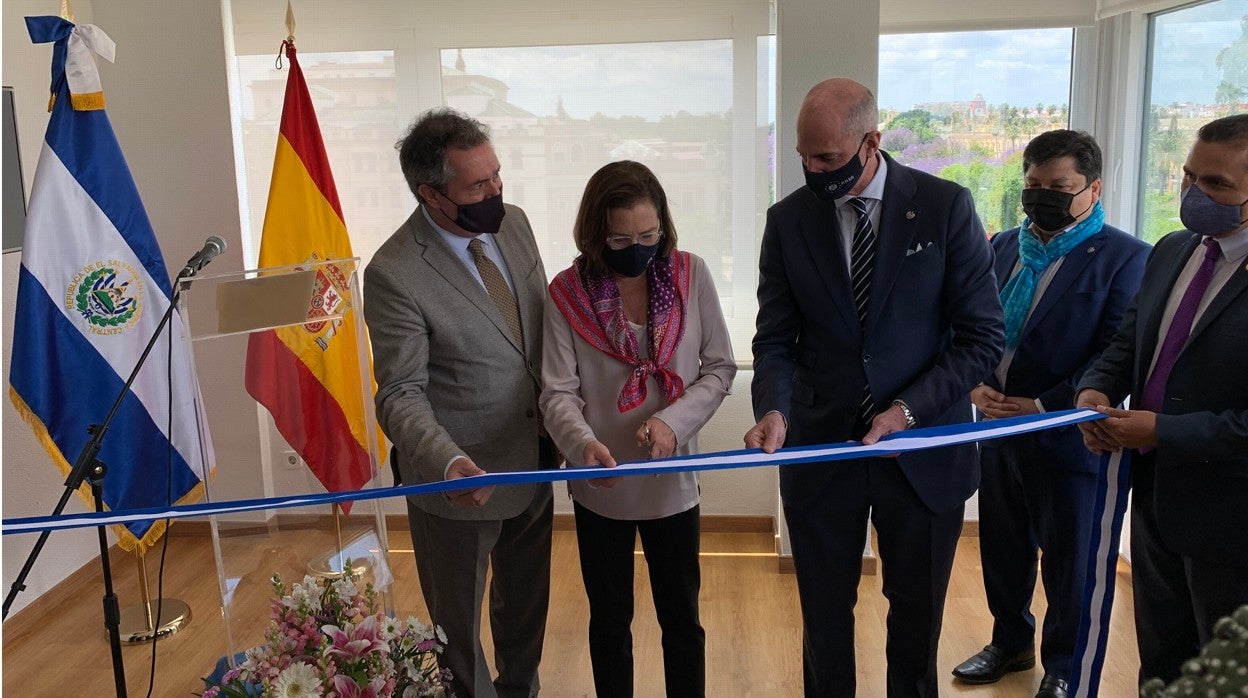 Inauguración del Consulado de El Salvador en la avenida Menéndez Pelayo