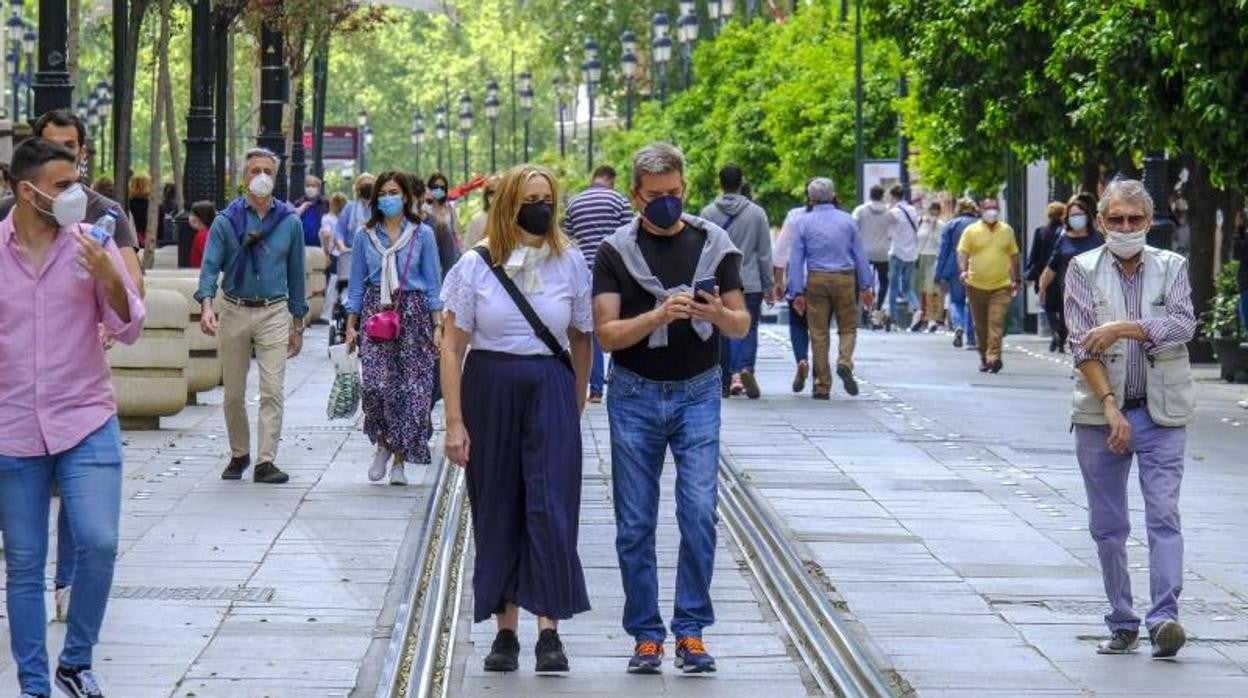 Transeúntes por la Avenida de la Constitución de Sevilla