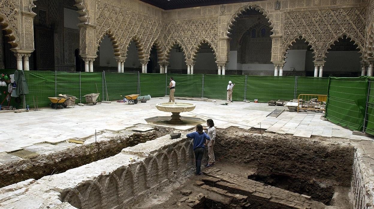 El Jardín Mudéjar apareció en 2002 bajo el Patio de las Doncellas del Alcázar