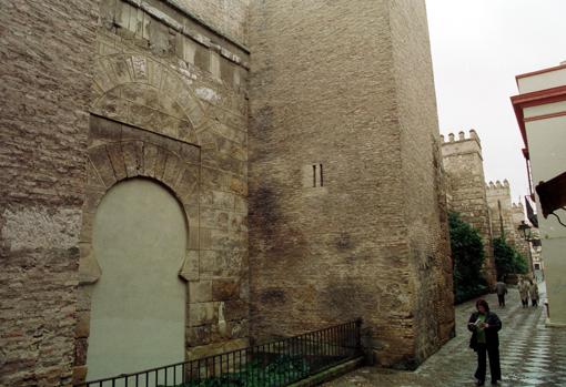 La puerta primitiva del Alcázar, que permanece cegada
