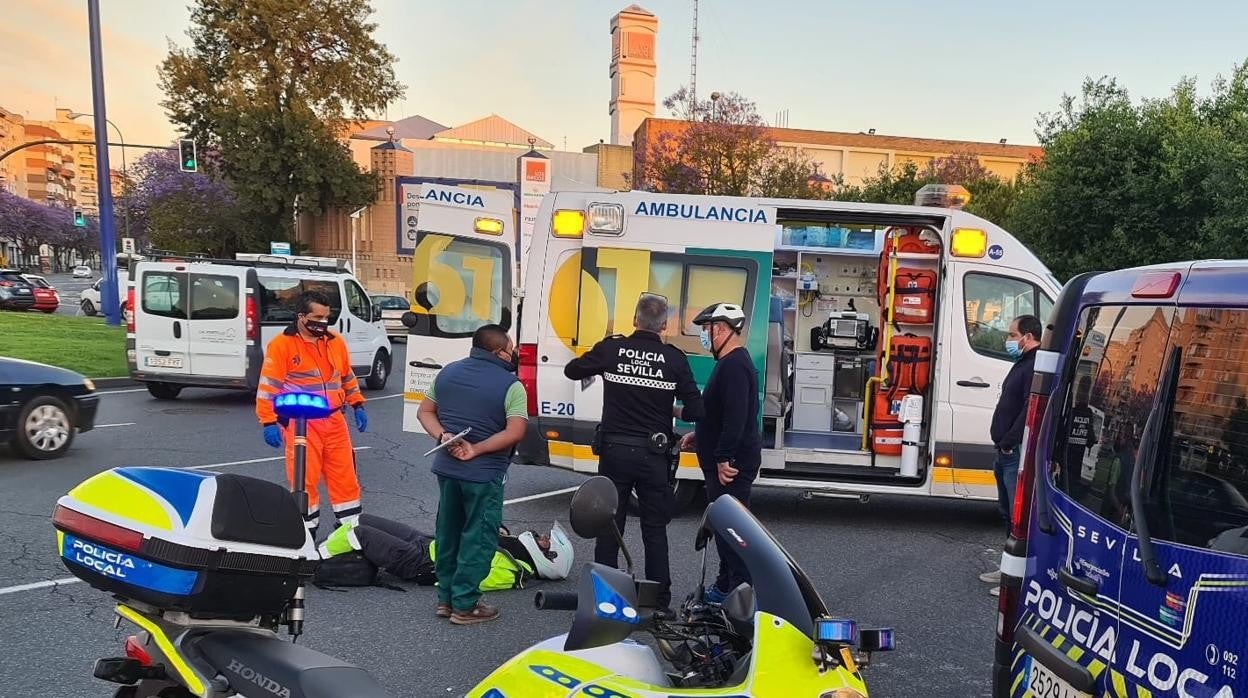 El accidente ha tenido lugar en la avenida de Andalucía, junto al centro comercial Los Arcos, de Sevilla