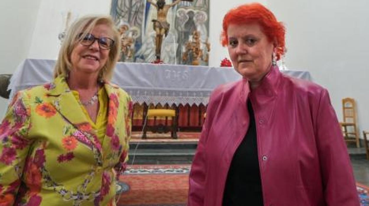 Ricarda López y Rosa Toribio, en el interior de la iglesia de La Barca de la Florida, en Jerez