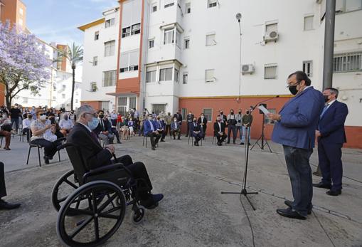 Juanl Manuel Serrano durante su discurso, en presencia de Jesús Martin Cartaya