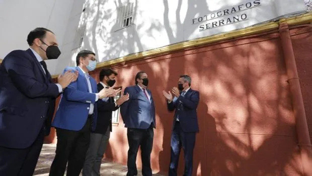 El alcalde de Sevilla inaugura la calle Fotógrafos Serrano, un homenaje a tres generaciones de profesionales de ABC