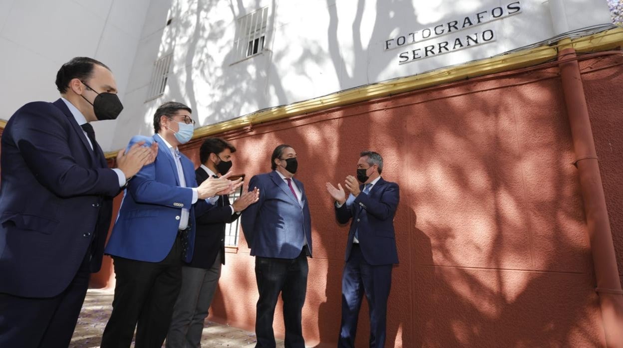 Un momento de la inauguración de la calle Fotógrafos Serrano