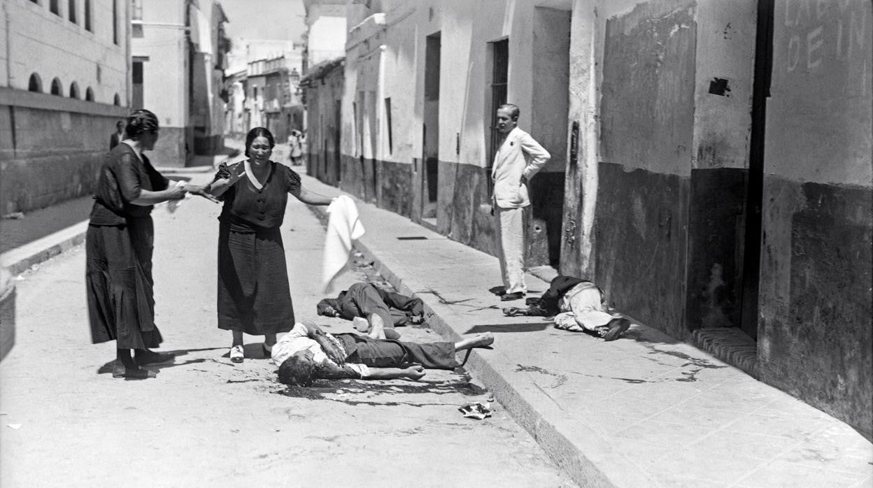 Mujeres llorando a las víctimas del asedio de Triana el 18 de julio de 1936