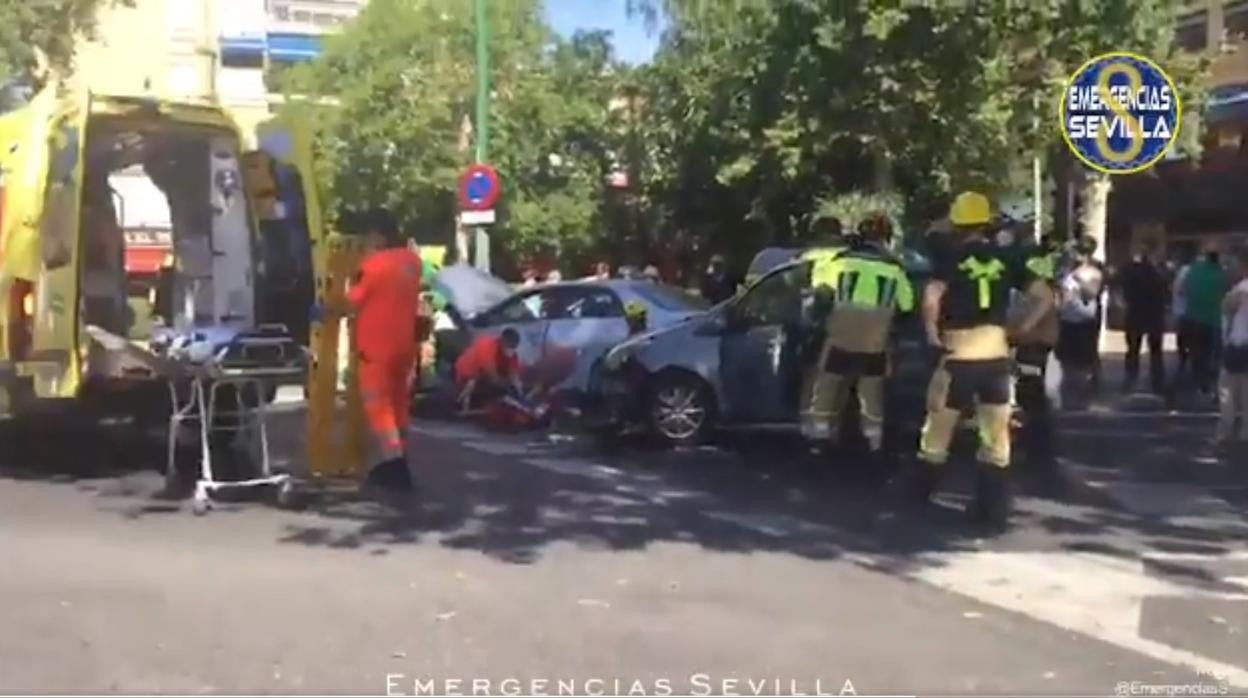 Momento en el que los operarios del 061 atienden a los dos motoristas en la Gran Plaza