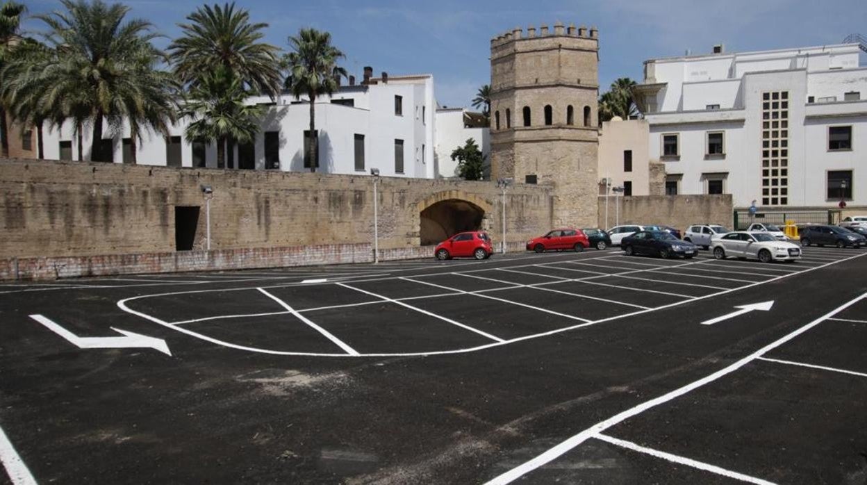 El aparcamiento de la Torre de la Plata ha vuelto al solar y tiene una concesión de dos años a Aussa