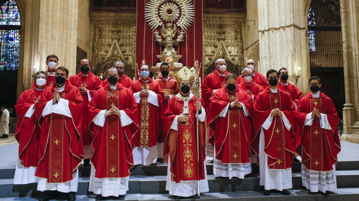 El administrador apostólico de Sevilla junto a los sacerdotes recién ordenados en la Catedral