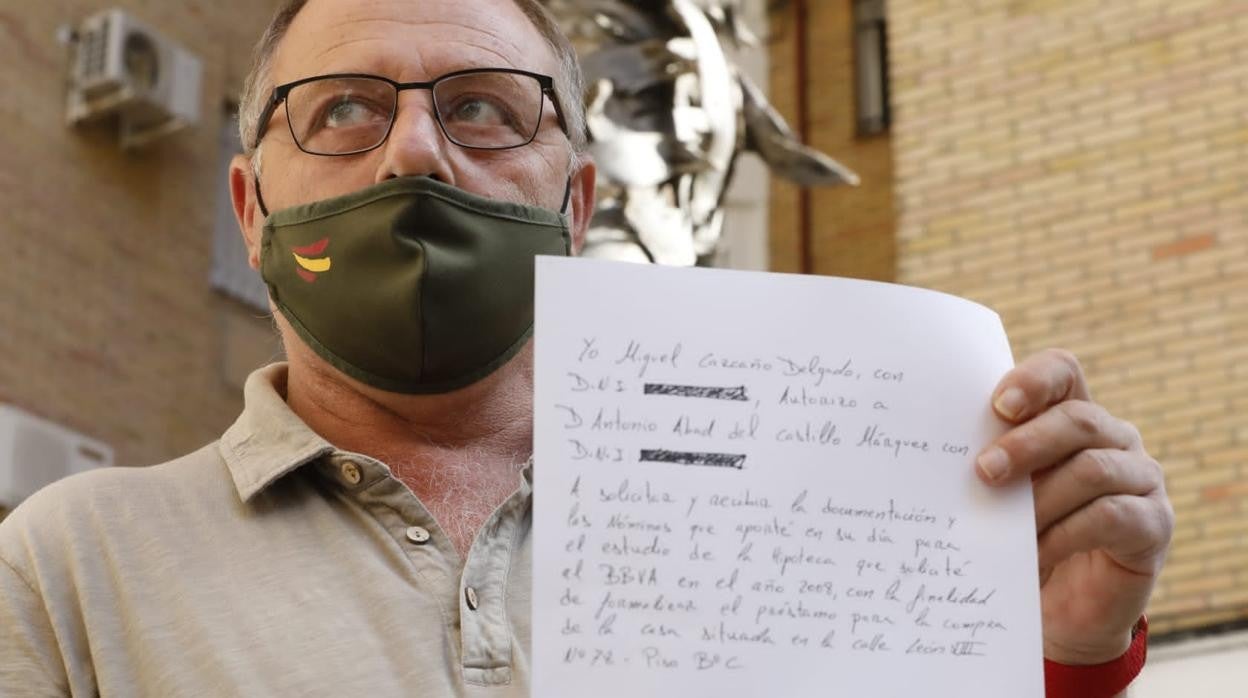 Antonio del Castillo muestra una copia de una carta manuscrita de Miguel Carcaño
