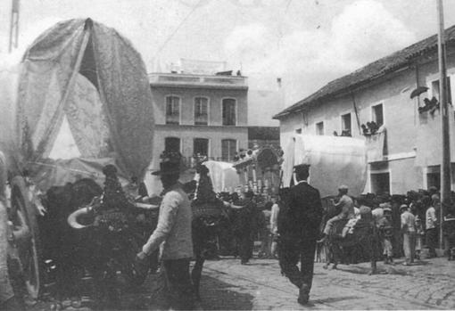 Las carretas de Triana en la esquina de San Jacinto con Pagés del Corro em 1901
