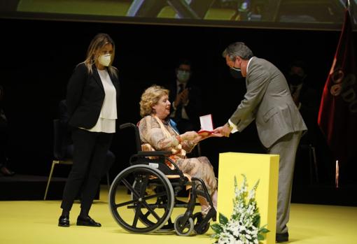 María Jiménez recibe la medalla de manos del alcalde