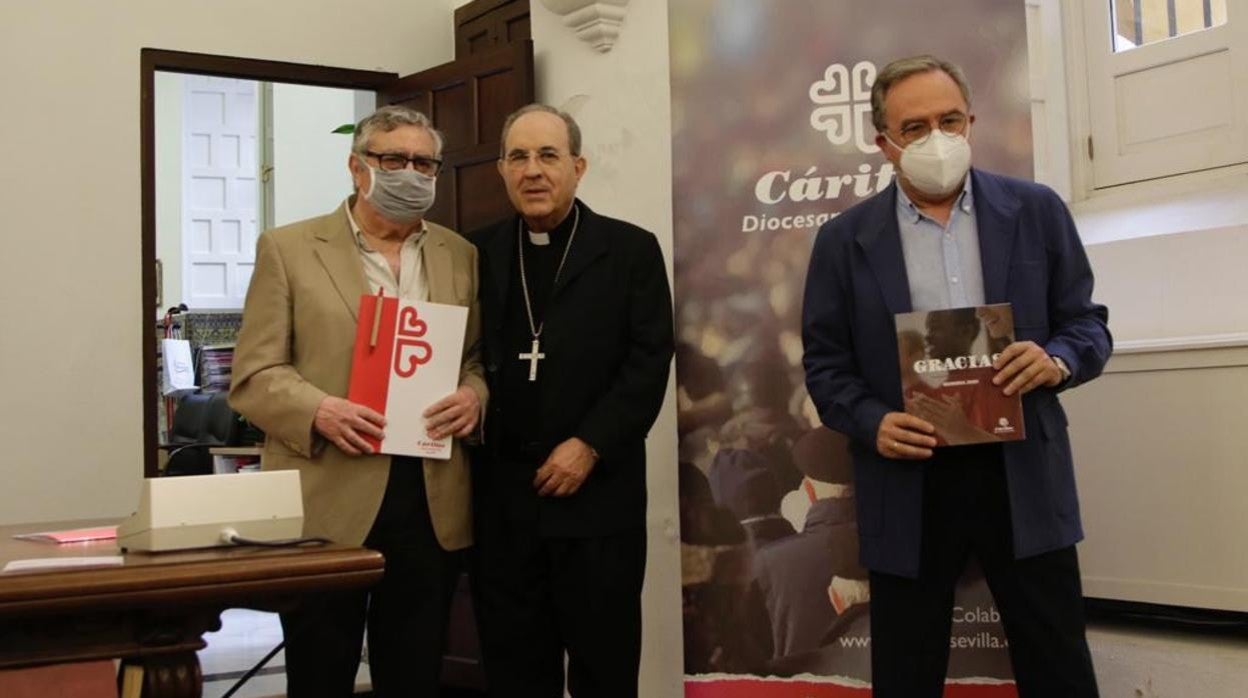 Pedro Ruiz Morcillo, Juan José Asenjo y Mariano Pérez de Ayala en la presentación del informe de Cáritas