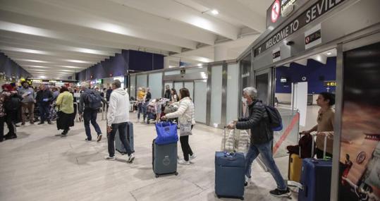 Llegada a Sevilla de pasajeros en el aeropuerto
