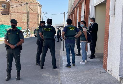 Agentes de la Guardia Civil, mientras esperaban la llegada del detenido