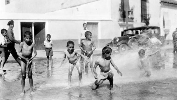 #ArchivoABCsev: El calor sevillano recogido por los fotógrafos de ABC a lo largo de la historia