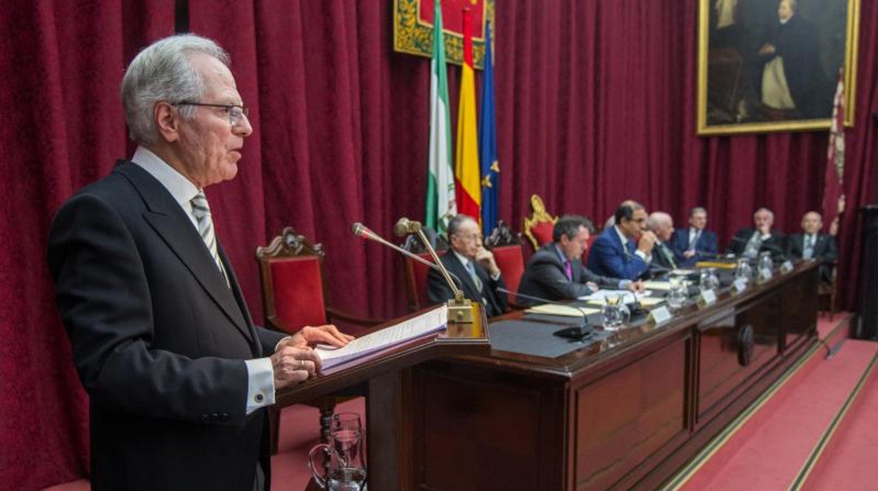 Manuel Ríos Pérez en el acto de ingreso en la Academia Andaluza de Ciencia Regional en el Paraninfo de la Universidad