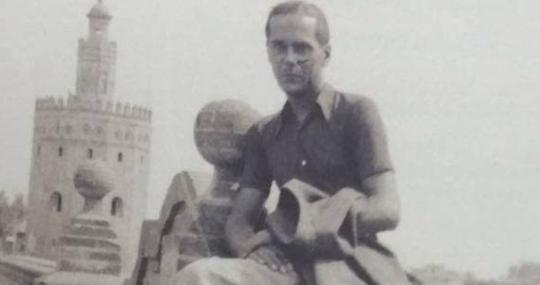 Luis Cernuda sentado en el Paseo de las Delicias de Sevilla