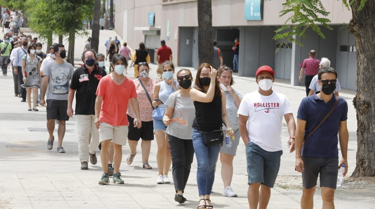 Cola para acceder al estadio de la Cartuja para la vacuna contra el Covid