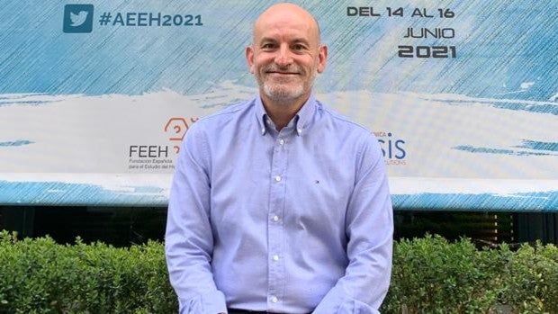 Un médico del Virgen del Rocío coordina un proyecto para librar a todos los «sintecho» de la hepatitis C