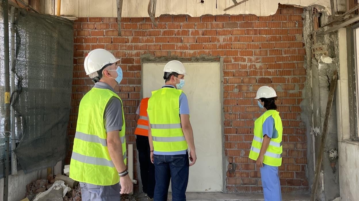 Operarios examinan una de las estancias que se van a rehabilitar en esta segunda fase de las obras