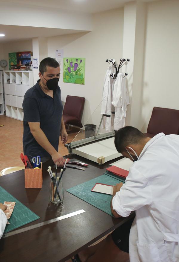 Alberto Carmona, el trabajador social del centro, observa como trabaja uno de los jóvenes condenados