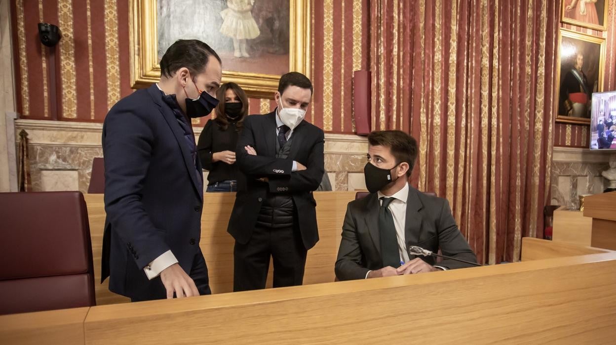 Rafael Belmonte, Juan de la Rosa y Beltrán Pérez, en el Pleno en el que éste se despidió Vanessa Gómez