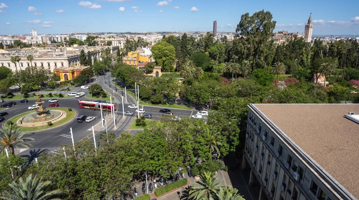 Vistas de la ciudad, con la Giralda al fondo, desde la terraza de las viviendas que había en la séptima planta de la Audiencia