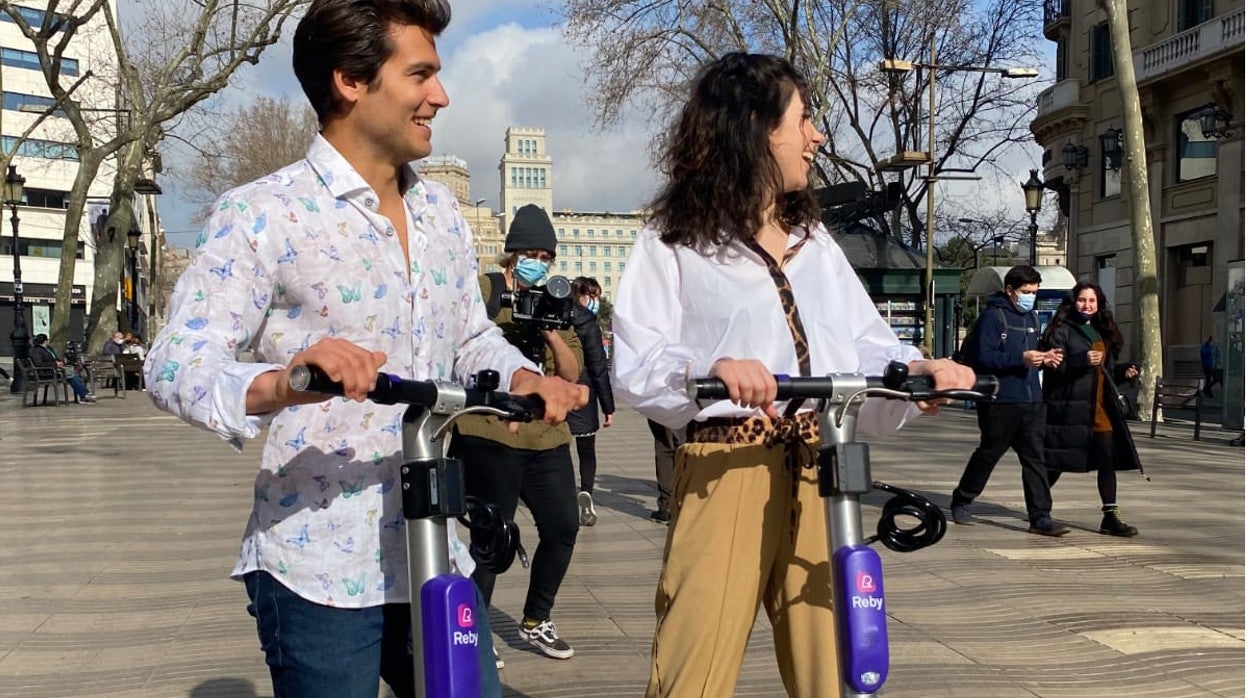 Dos personas con los patinetes de Reby