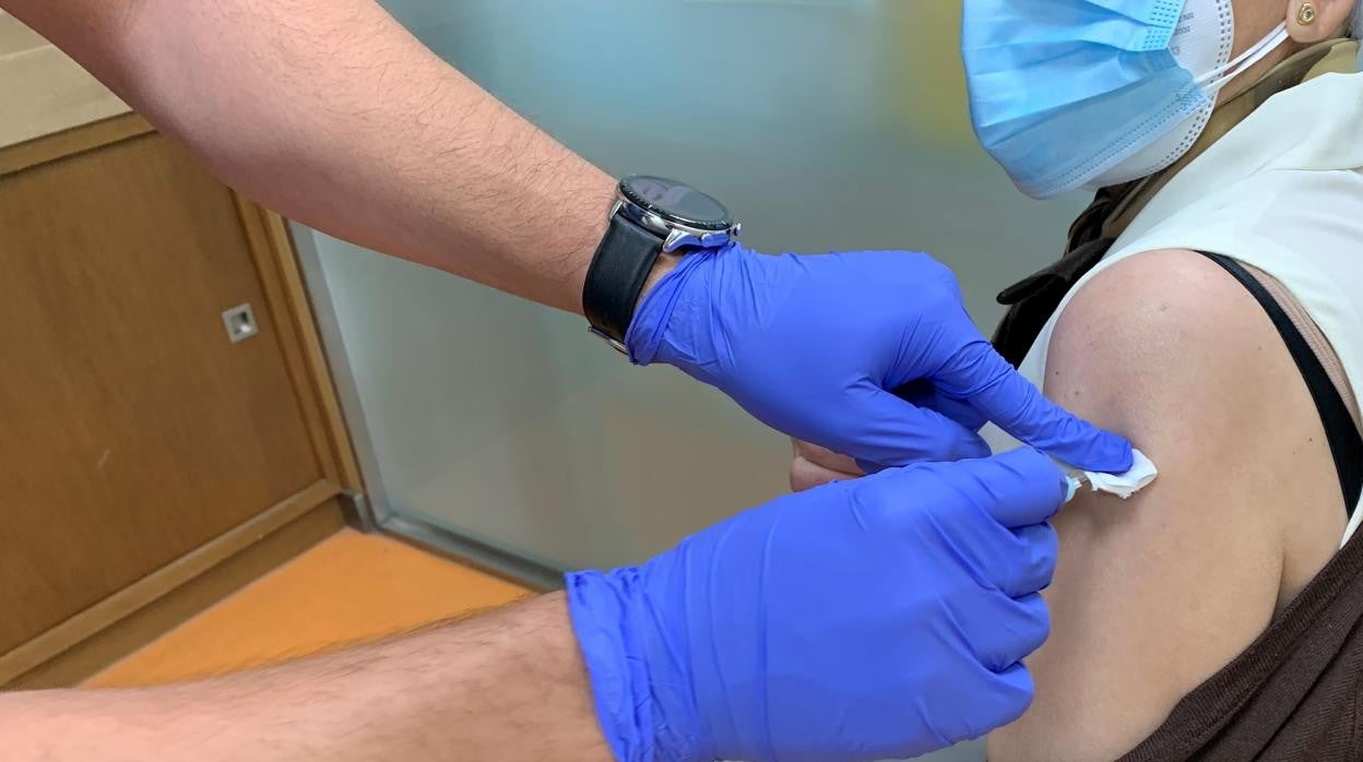La vacunación sigue a buen ritmo y más de un millón de sevillanos ha recibido al menos una dosis