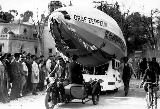 Un sidecar tirando de una carroza que reproducía al Graf Zeppelin en 1933