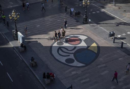 Panorámica de las Ramblas a la altura del dibujo de Miró