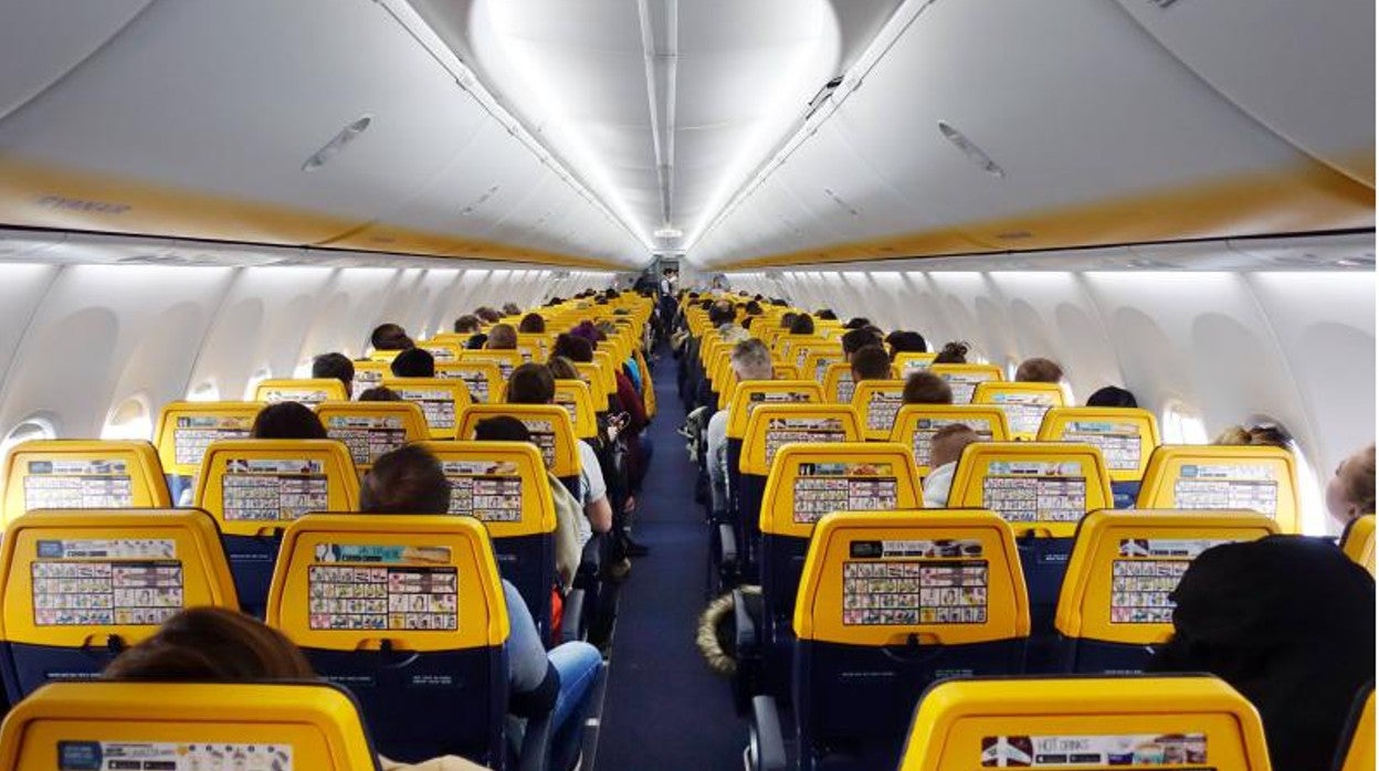 Interior de un avión de Ryanair