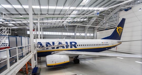 Un avión en el hangar de mantenimiento de Ryanair
