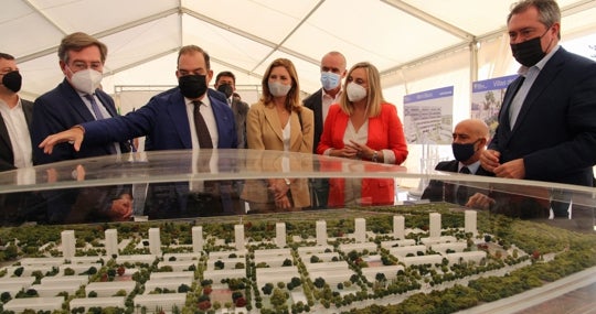 Responsables de Metrovacesa muestran el proyecto a las autoridades