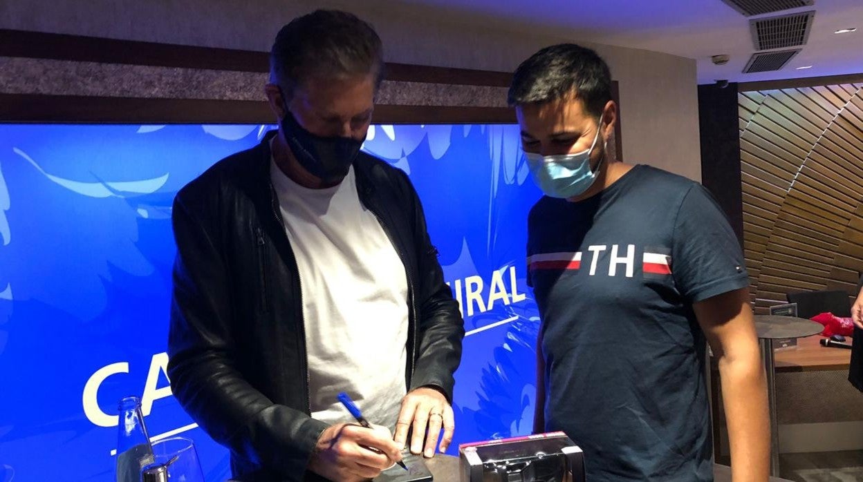 David Hasselhoff firmó medio centenar de autógrafos durante el acto