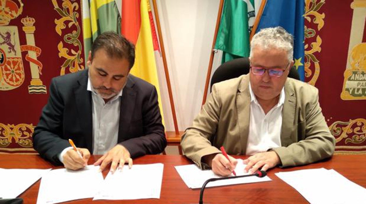 Manuel Romero, de Cs, y Francisco Molina, del PSOE, firmando el pacto