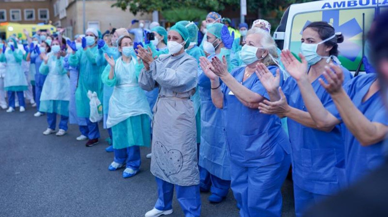 Profesionales sanitarios durante un homenaje en la puerta del hospital Virgen del Rocío
